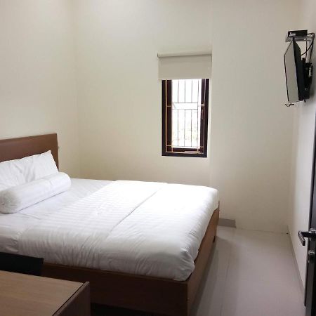 Clean & Comfort Homestay Амбон Экстерьер фото