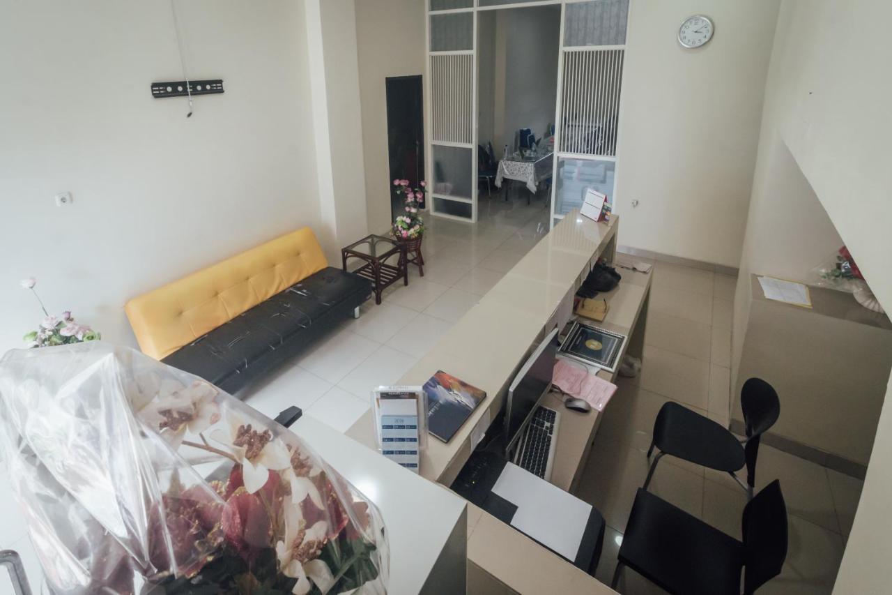 Clean & Comfort Homestay Амбон Экстерьер фото