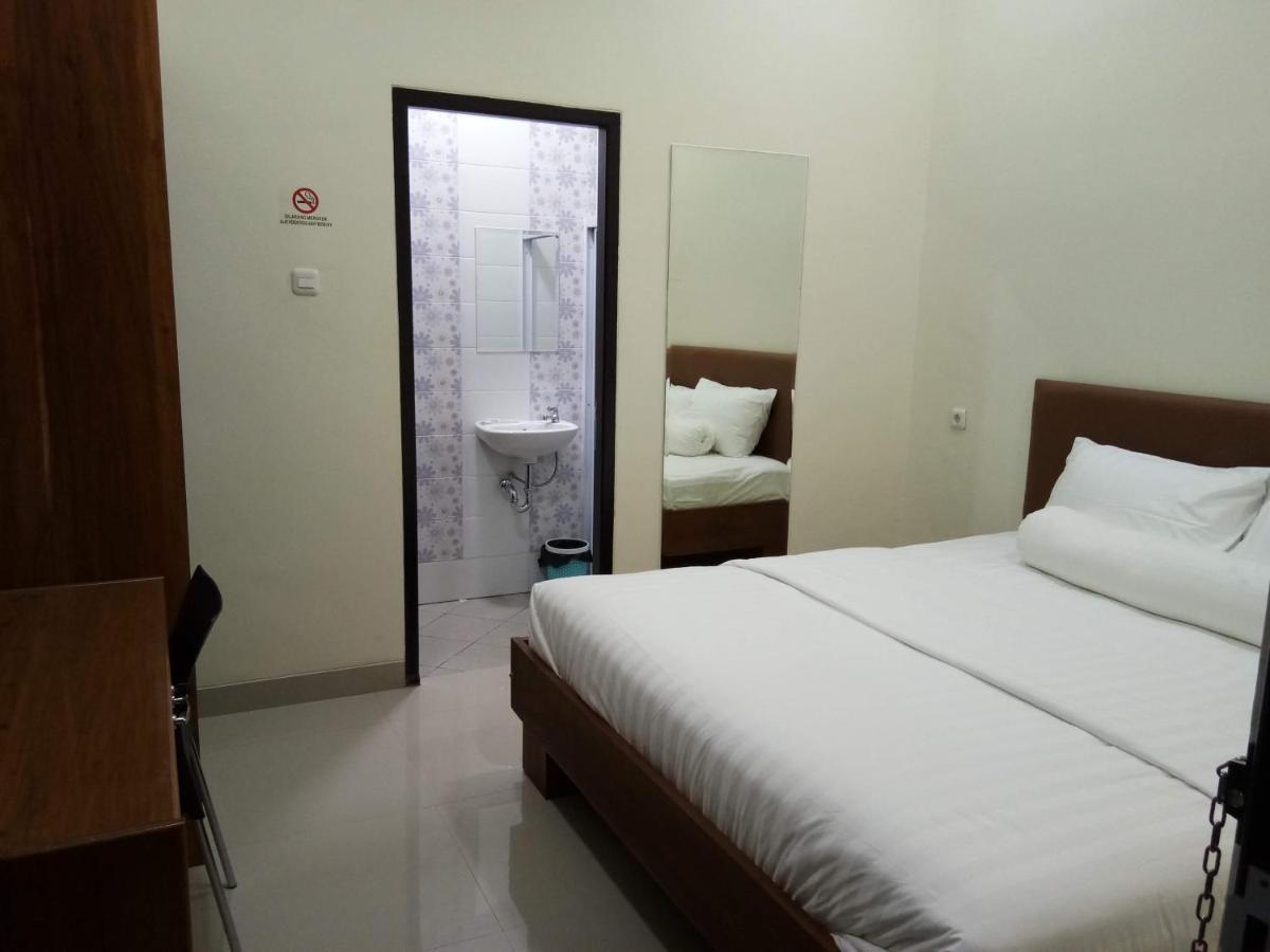 Clean & Comfort Homestay Амбон Экстерьер фото